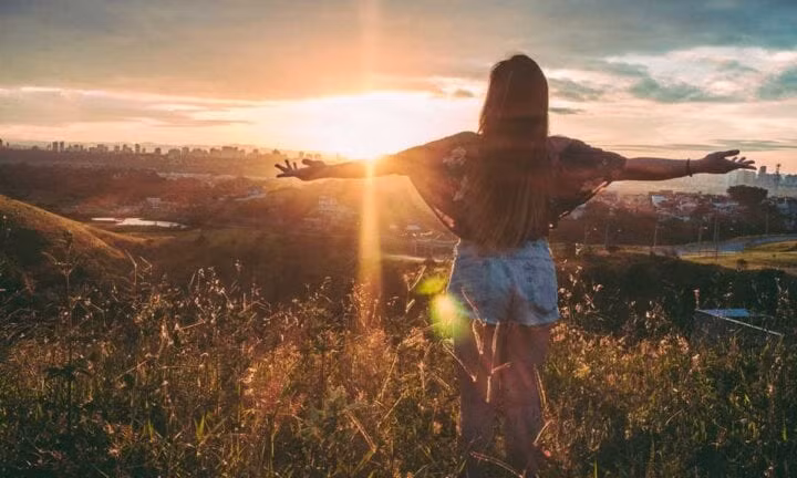 Buông bỏ những thứ không cần thiết, bạn sẽ có xu hướng tìm kiếm những mối quan hệ sâu sắc hơn. (Ảnh: ITN).