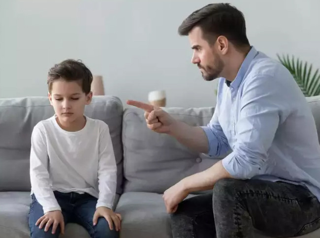 Sự thiếu hiểu biết đôi khi khiến trẻ có những hành vi cư xử tồi tệ và thiếu lịch sự. (Ảnh: ITN).