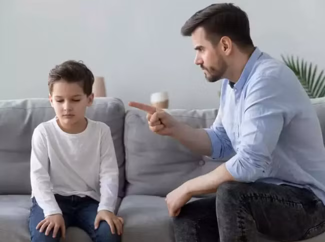 Sự thiếu hiểu biết đôi khi khiến trẻ có những hành vi cư xử tồi tệ và thiếu lịch sự. (Ảnh: ITN).