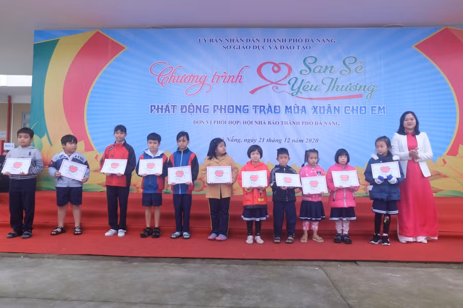 Mỗi suất học bổng trị giá 2 triệu đồng.