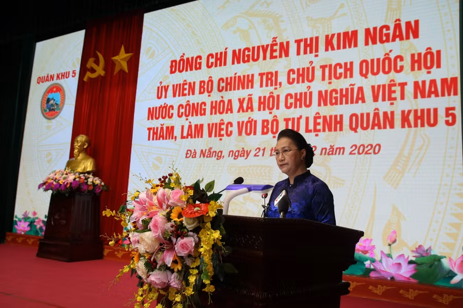 Chủ tịch Quốc hội Nguyễn Thị Kim Ngân phát biểu tại buổi làm việc với Quân khu 5.