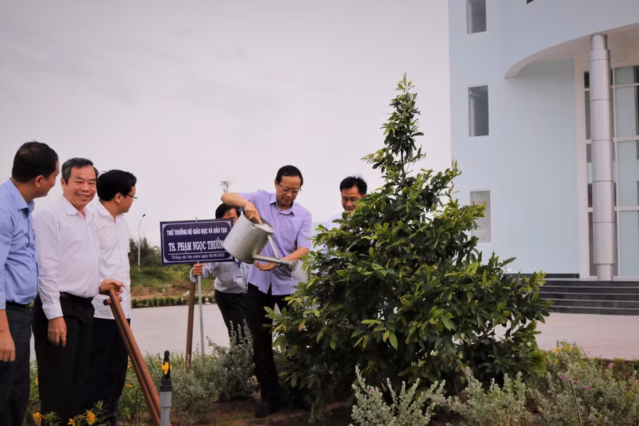 Thứ trưởng Phạm Ngọc Thưởng và đoàn làm việc trồng cây lưu niệm tại Trường ĐH Kiên Giang.