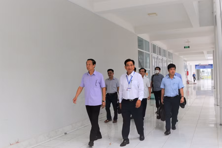 Đoàn làm việc của Bộ Giáo dục và Đào tạo khảo sát các công trình, nhà học tại Trường Đại học Kiên Giang.