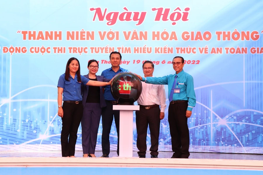 Các đại biểu thực hiện nghi thức Phát động cuộc thi "Thanh niên với văn hóa giao thông"