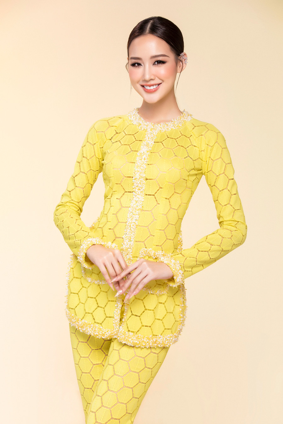 Khoác lên người trang phục bà ba với những hoa văn tinh tế, Hoa hậu Lê Nguyễn Bảo Ngọc đến từ miền Tây sông nước, phảng phất nét đẹp chân chất.