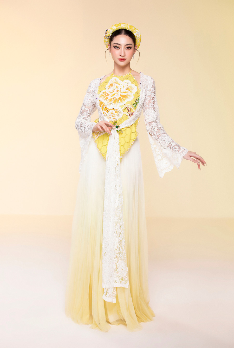 Sự kết hợp giữa hai tông màu trắng và vàng cùng điểm nhấn bông hoa nở rộ đã khiến nàng hậu thêm phần duyên dáng.