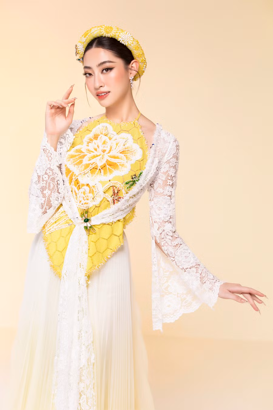 Sinh ra và lớn lên ở miền Bắc, Hoa hậu Lương Thùy Linh diện bộ trang phục tứ thân, tôn lên vóc dáng mảnh mai và những đường nét dịu dàng.