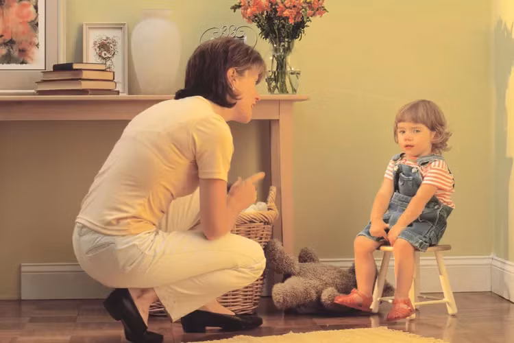  Nếu trẻ đưa ra một lựa chọn sai lầm, hãy dạy chúng hậu quả là mất đi một đặc quyền. (Ảnh: ITN).