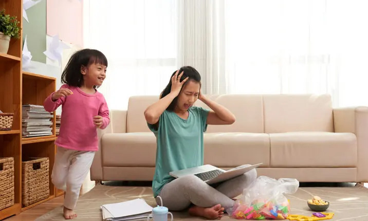 Khi cha mẹ cố gắng làm những việc khác, đứa trẻ nghiện chú ý sẽ phát triển những hành vi rất lôi cuốn để duy trì sự tương tác. (Ảnh: ITN). Khi cha mẹ cố gắng làm những việc khác, đứa trẻ nghiện chú ý sẽ phát triển những hành vi rất lôi cuốn để duy trì sự tương tác. (Ảnh: ITN).