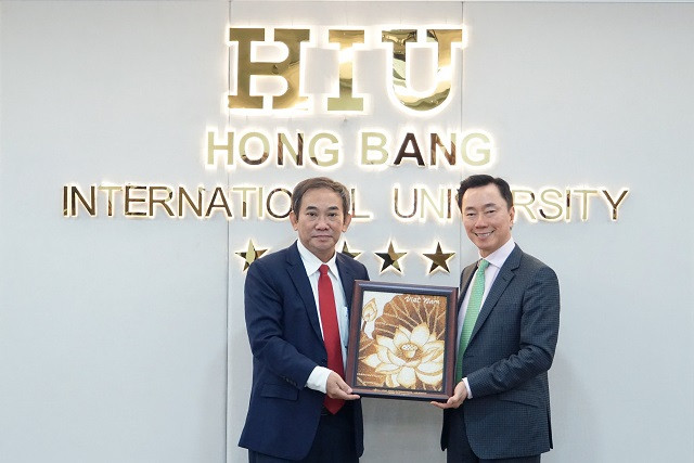 Đại sứ Phạm Sanh Châu (phải) và NGND.PGS.TS Hồ Thanh Phong – Hiệu trưởng HIU chụp ảnh lưu niệm tại buổi lễ