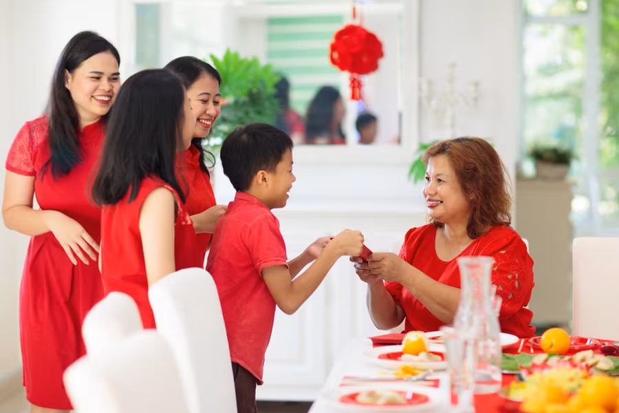 Tết Nguyên đán vẫn là một kỳ nghỉ lễ chứa đầy những truyền thống hướng về gia đình nhằm tôn vinh sự may mắn. (Ảnh: ITN).