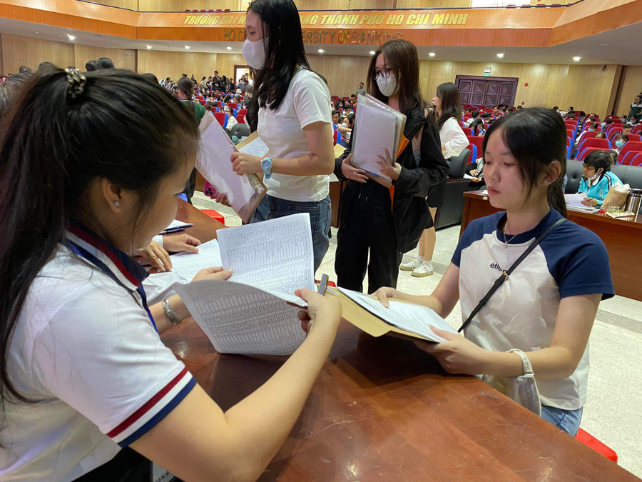 Tân sinh viên làm thủ tục nhập học Tân sinh viên làm thủ tục nhập học