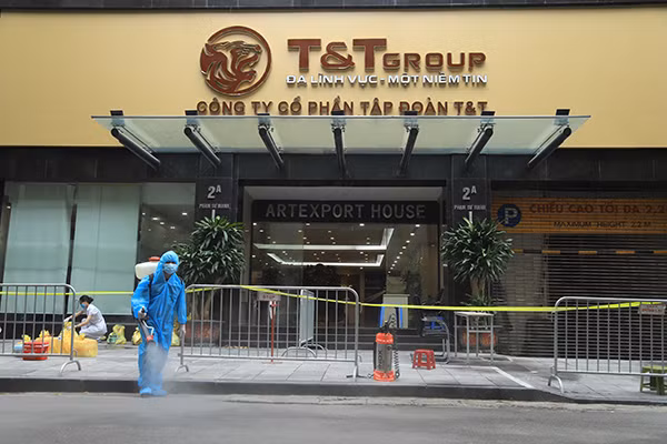 Phong tỏa ổ dịch để phun khử khuẩn ngăn chặn dịch bệnh lây lan