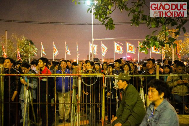 Đúng 21h, Ban tổ chức lễ hội lập hàng rào để ngăn người dân đi vào chuẩn bị cho lễ hội được diễn ra.