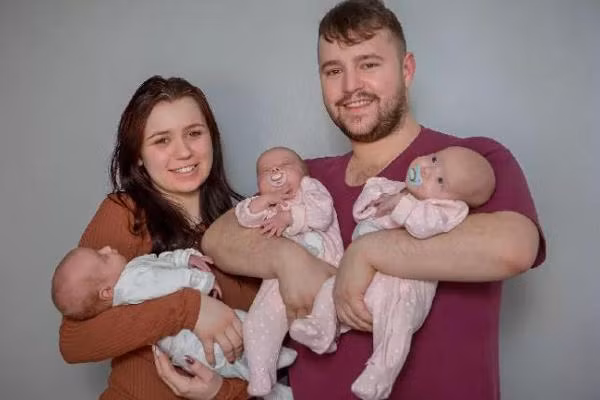 bat ngo phat hien mang bau khi con dang di hoc, 1 thang sau me con nhan tin "choang" hon - 1