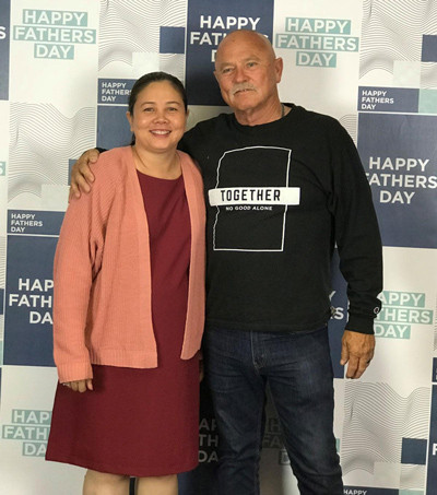 Hai cha con ông Jim trong ngày hội "Ngày của cha" tại Mỹ năm 2018. Ảnh: Jim Heintz. Hai cha con ông Jim trong ngày hội Ngày của cha tại Mỹ năm 2018.