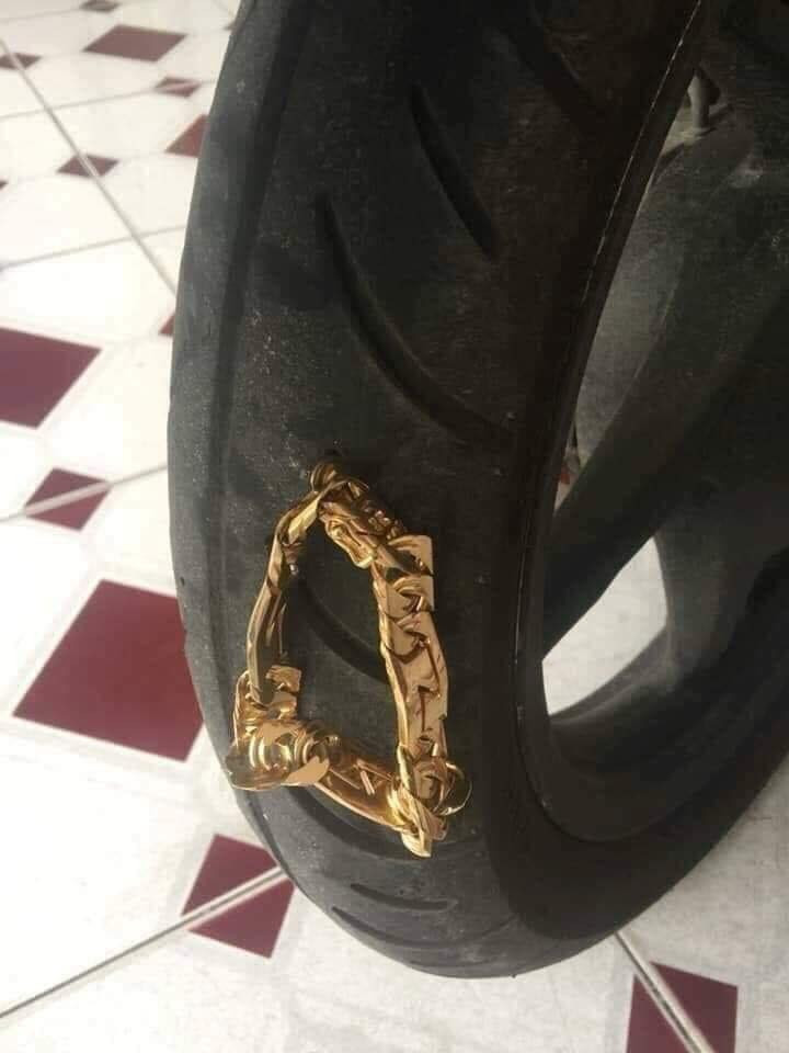 Của ai nhận lại đi, hỏng lốp em rồi. Của ai nhận lại đi, hỏng lốp em rồi.