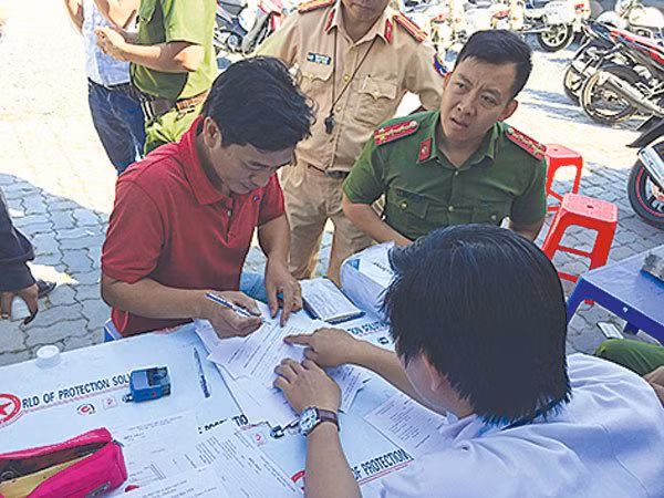 Lực lượng liên ngành và Công an quận 9 (TP HCM) test ma túy tài xế khu vực trước cảng Phú Hữu sáng 14/2 - Ảnh: Vĩnh Phú