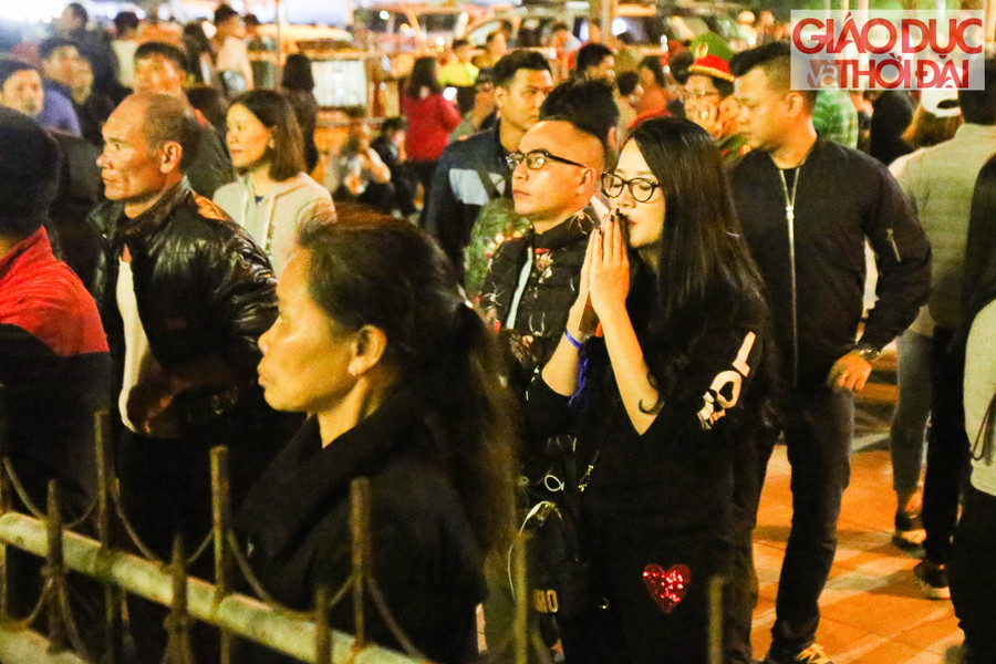 Nhiều người đến muộn nên đã chắp tay khấn ngay phía bên ngoài hàng rào.