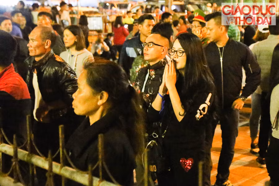 Nhiều người đến muộn nên đã chắp tay khấn ngay phía bên ngoài hàng rào.