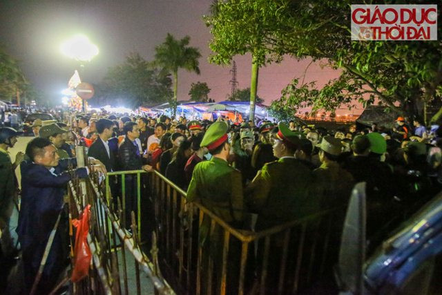 Hàng rào được Ban tổ chức, lực lượng an ninh lập thành 2 lớp phía bên ngoài để đảm bảo an ninh cho lễ hội.