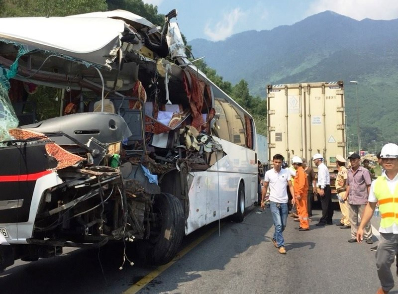 Xe khách đối đầu xe container gần hầm Hải Vân, 11 người bị thương ảnh 1 Xe khách đối đầu xe container, 11 người bị thương - ảnh 1