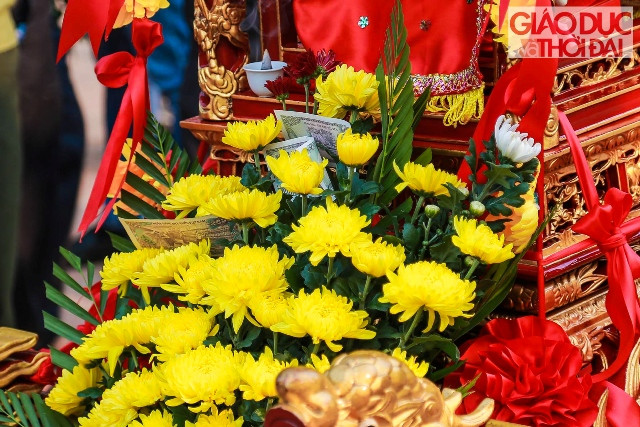 Những bó hoa để trang trí kiệu cũng được người dân “ gài” tiền