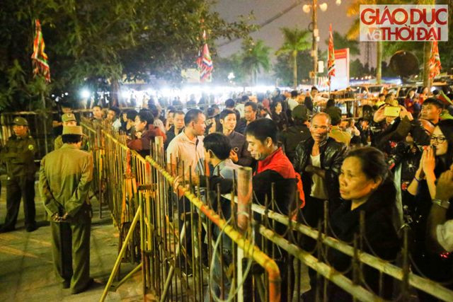 Càng đến cận giờ khai ấn, lượng người đổ về khu vực đền Trần ngày càng đông.