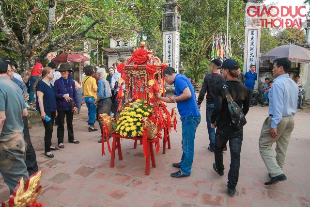 Những hình ảnh gài tiền, rải tiền lẻ khắp nơi vẫn diễn ra trong lễ hội khai ấn đền Trần