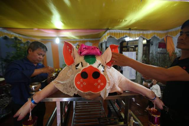 Trên mắt, tai, mũi, đuôi, chân cùng nhiều phần khác trên cơ thể "ông lợn” còn được dán giấy mô phỏng rất cầu kỳ. Tuy nhiên, Ban tổ chức sẽ nghiêm cấm việc sử dụng phẩm màu để trang trí lên “Ông lợn”.