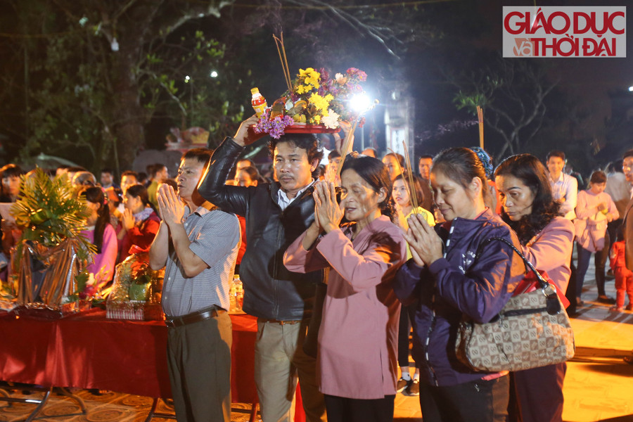 Lễ vật được người dân mang theo chủ yếu là hoa quả, xôi gà.