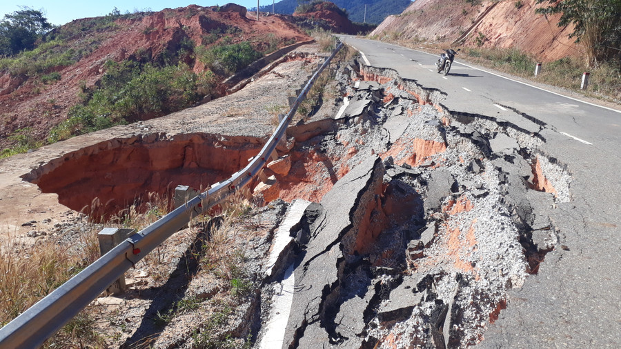 Nhiều hố sâu hoắm bên lề đường sâu vài mét.