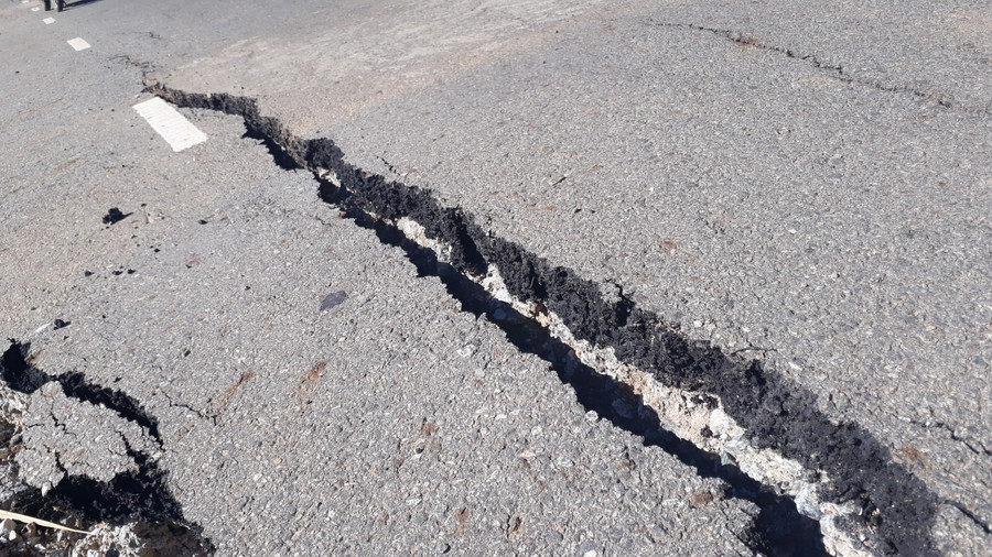 Xuất hiện các vết nứt kéo dài trên đường.