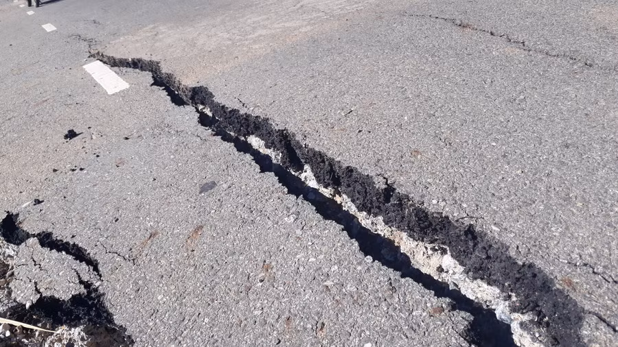 Xuất hiện các vết nứt kéo dài trên đường. Xuất hiện các vết nứt kéo dài trên đường.
