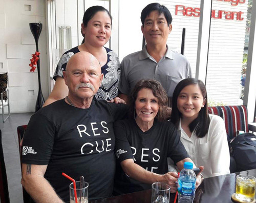 Ông Jim đoàn tụ với con gái Linh (hàng trên) sau 45 năm. Ảnh: Jim Heintz. Ông Jim đoàn tụ với con gái Linh (hàng trên) sau 45 năm. Ảnh: