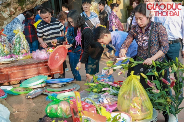 Tại khu vực sắp lễ, không khó để bắt gặp những tờ tiền lẻ được người dân đã chuẩn bị từ trước