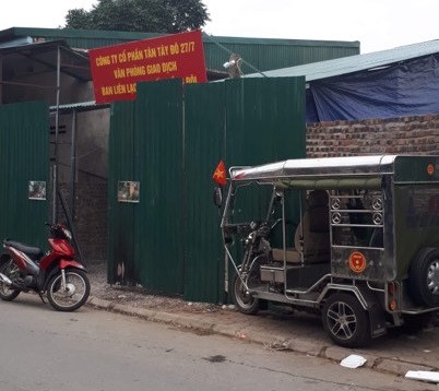 Khu đất được cho là bị phá dỡ sai quy định đã được một số người đến quây tôn và sinh hoạt Khu đất được cho là bị phá dỡ sai quy định đã được một số người đến quây tôn và sinh hoạt