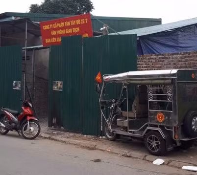 Khu đất được cho là bị phá dỡ sai quy định đã được một số người đến quây tôn và sinh hoạt