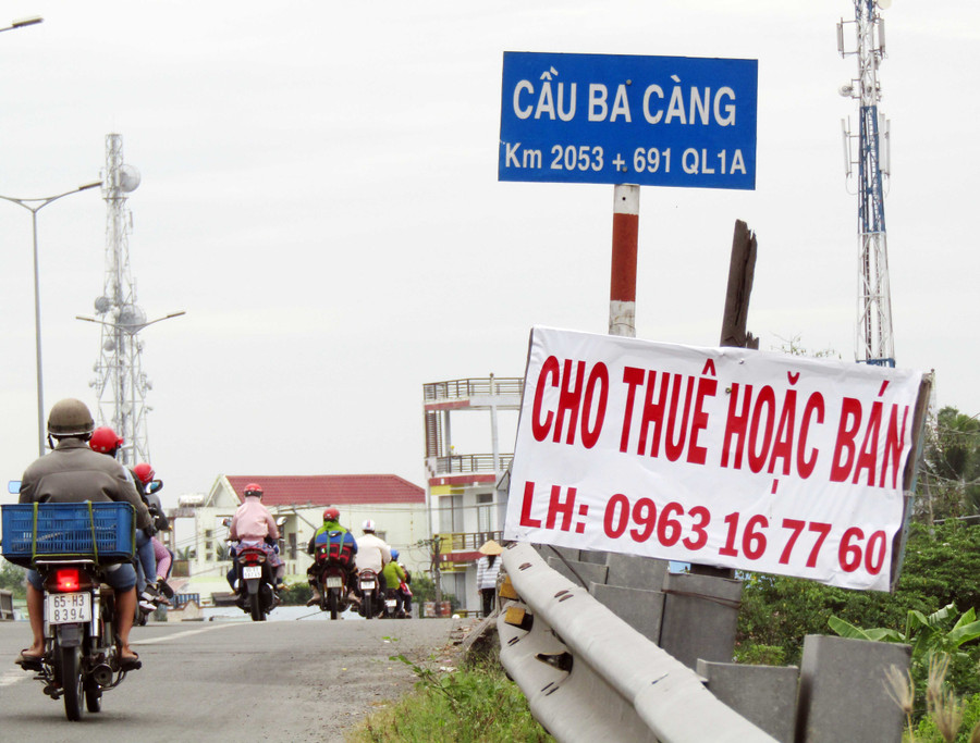 Tấm biển quảng cáo rao vặt “vô lý” (ảnh chụp ngày 14/2) Tấm biển quảng cáo rao vặt “vô lý” (ảnh chụp ngày 14/2)
