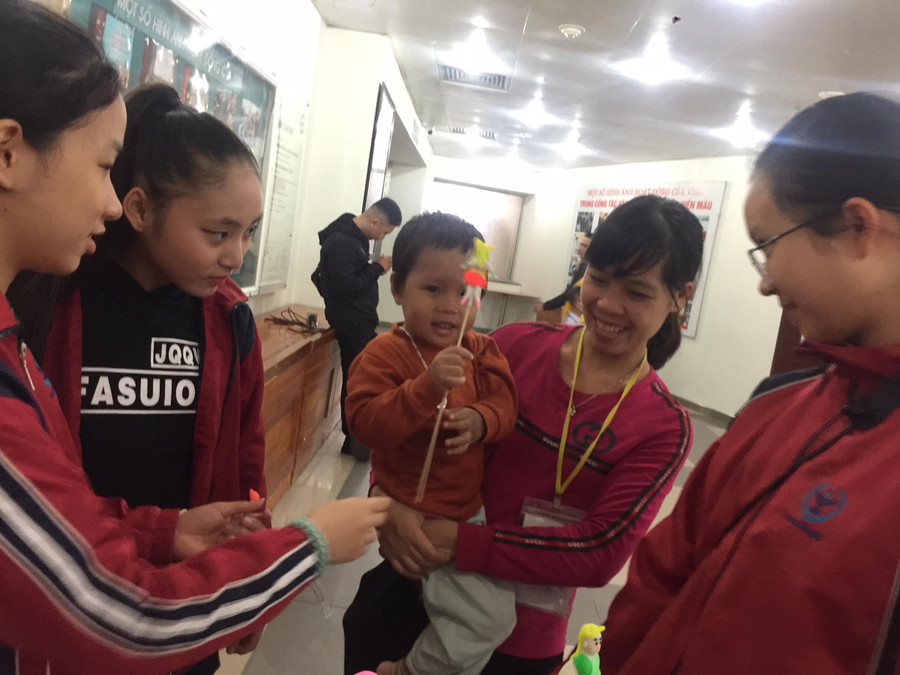 Bệnh nhi thích thú với tò he của bác Kha tặng. Bệnh nhi thích thú với tò he của bác Kha tặng.