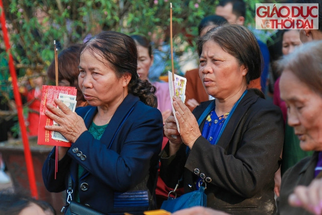 Trong khu vực đền những hòm công đức được đặt ở tại nhiều vị trí nhưng những đồng tiền lại không được đặt đúng vị trí