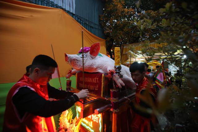 Trong lễ hội, nếu gia đình nào có con lợn được chọn sẽ rất hãnh diện, họ cho rằng sang năm mới may mắn sẽ đến với gia đình mình.