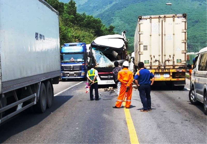 Xe khách đối đầu xe container gần hầm Hải Vân, 11 người bị thương ảnh 2 Xe khách đối đầu xe container, 11 người bị thương - ảnh 2