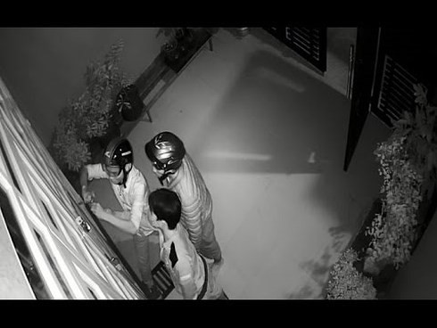 TP.HCM: Đôi nam nữ trộm hàng trăm triệu giữa ban ngày bị camera ghi lại ảnh 1