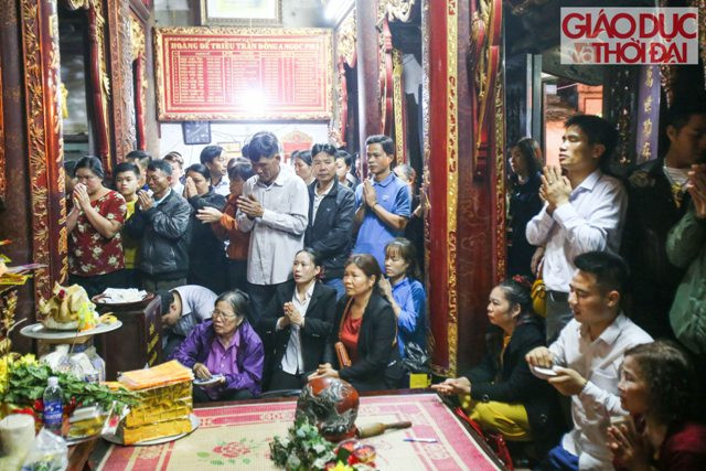 Trong khu vực đền Thiên Trường, đền Cố Trạch... nhiều người chắp tay dâng hương từ rất sớm.