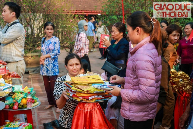 Ngay từ chiều ngày hôm nay 18 tháng 2 (14 tháng riêng âm lịch) rất nhiều người dân đã đến đền Trần để lễ