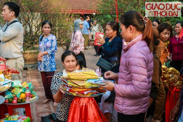 Ngay từ chiều ngày hôm nay 18 tháng 2 (14 tháng riêng âm lịch) rất nhiều người dân đã đến đền Trần để lễ