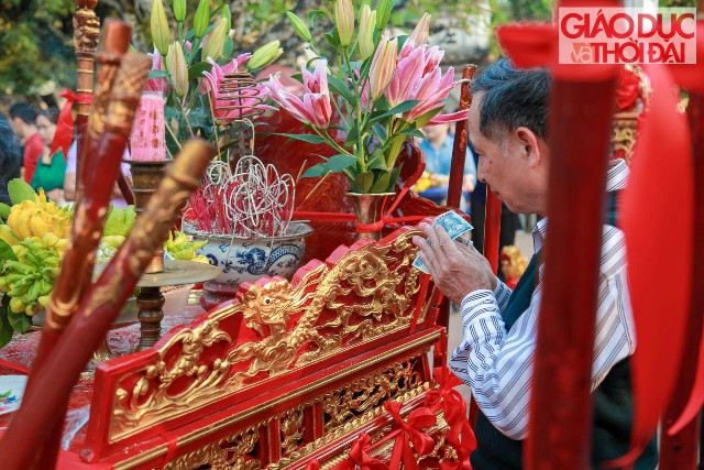 Trước kiệu tuy chưa làm lễ, nhưng nhiều người đã đứng lễ và gài tiền vào kiệu