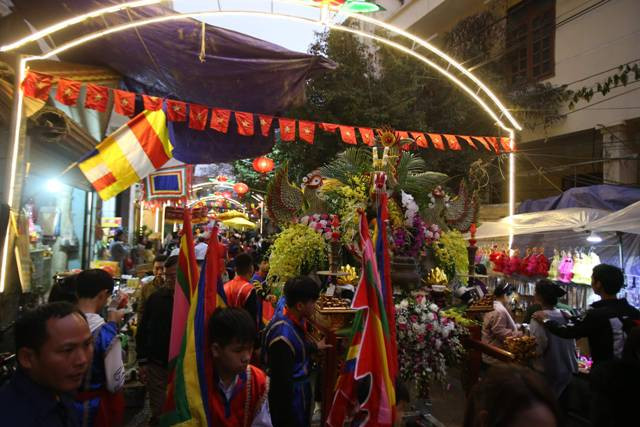 Theo lệ, nếu xóm gần thì rước “Ông lợn” trước, còn xóm xa rước sau. Một đội rước “Ông lợn” sẽ được sắp xếp tuần tự như sau: Đi đầu là hai lá cờ đại, tiếp đó là đội nhạc kèn, múa lân.