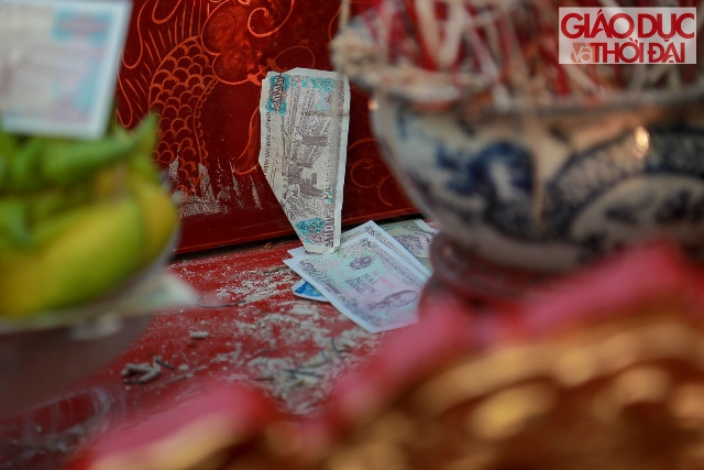 Trên ban thờ rải rác những tờ tiền lẻ ở khắp nơi